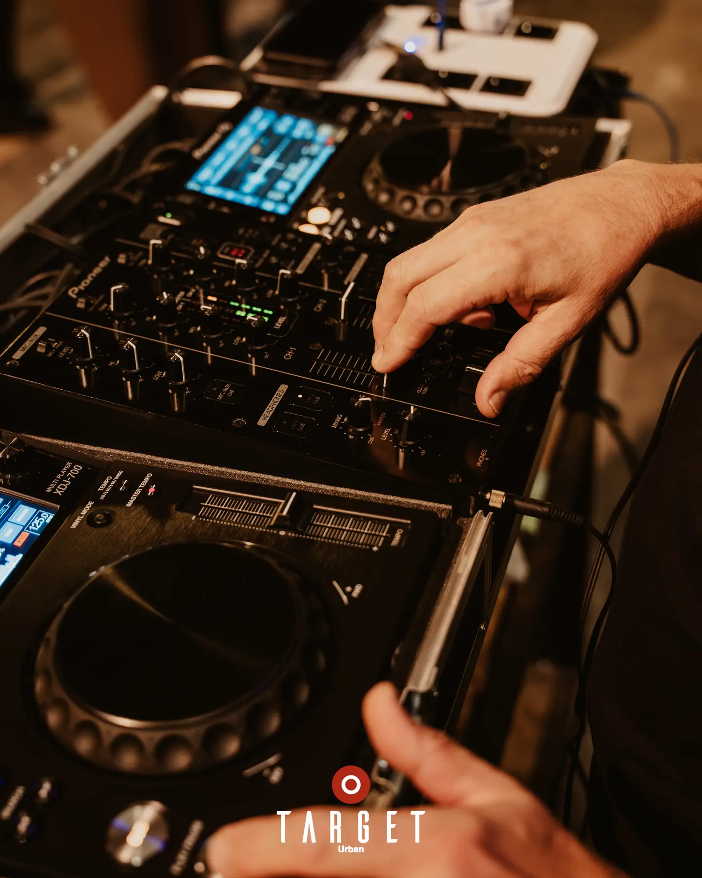 Mani sulla consolle durante il DJ set