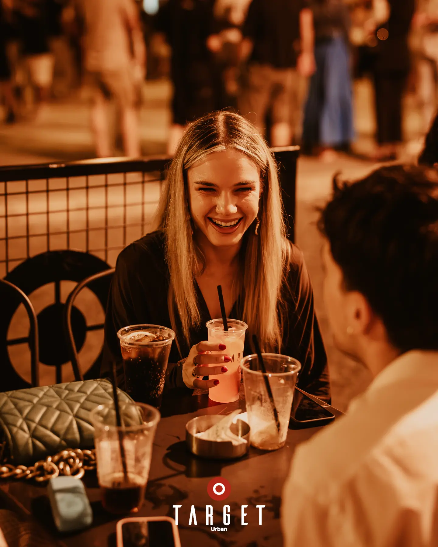 Amiche sorridono insieme davanti ai loro drink