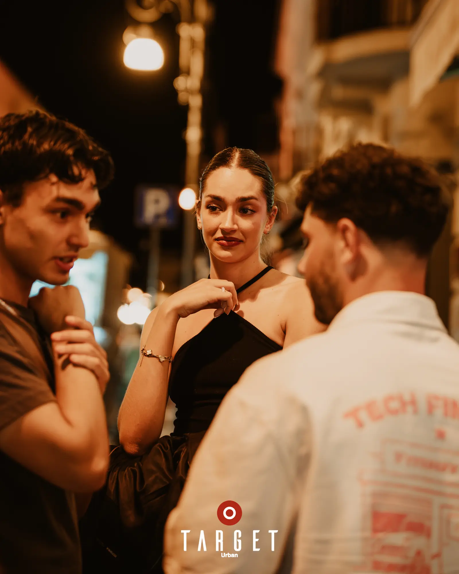 Una conversazione durante la serata da Target Urban