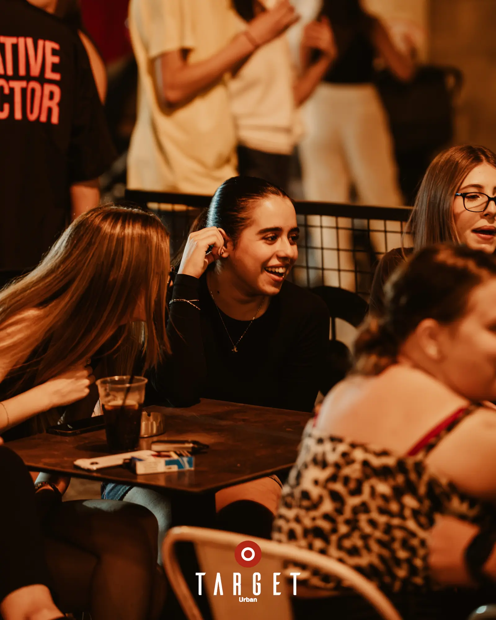 Amici sorridono durante una serata da Target Urban