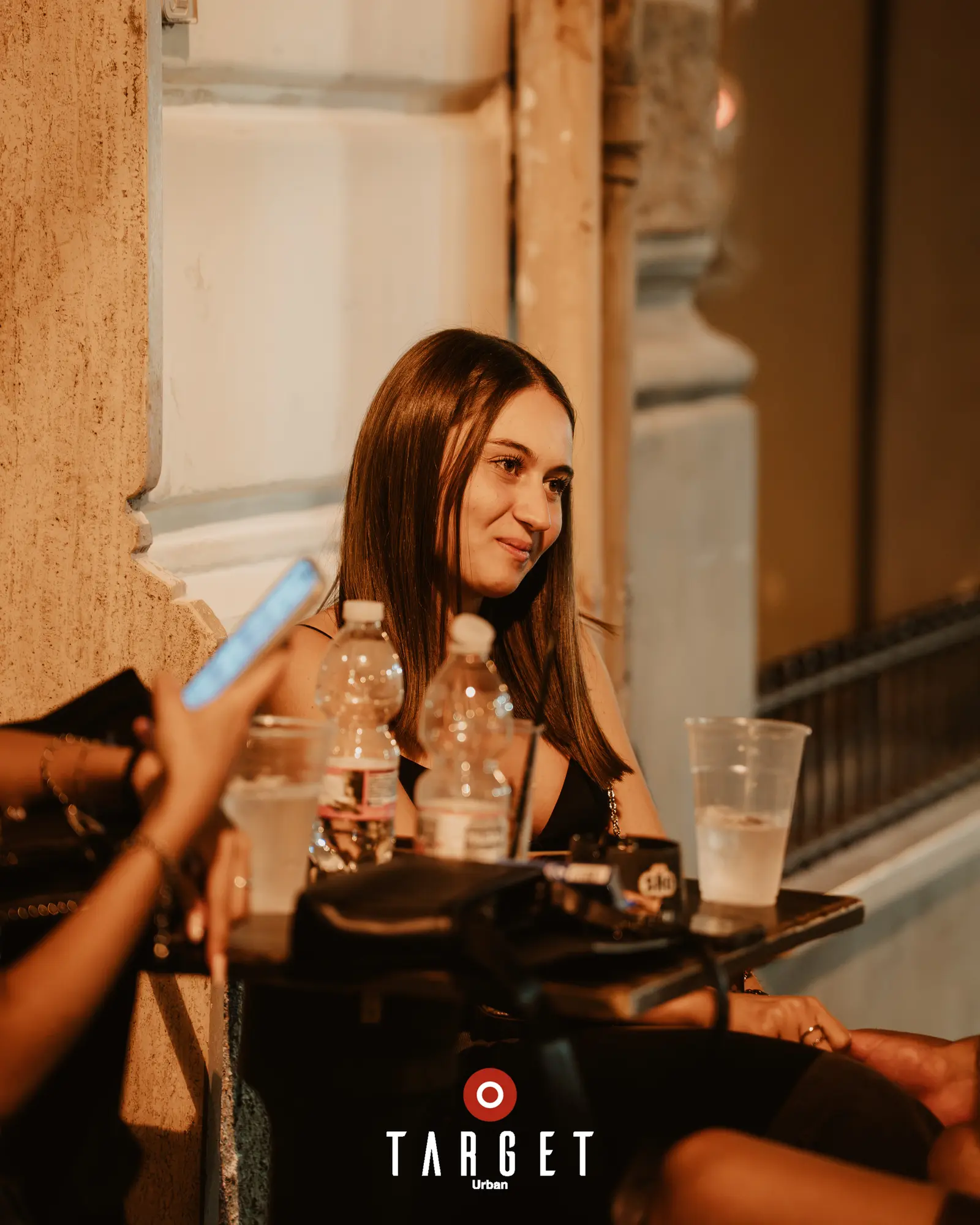 Una cliente ai tavoli di Target Urban
